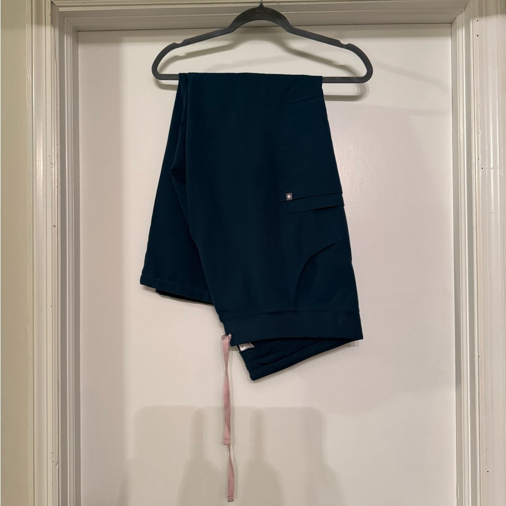 FIGS Kade Cargo Scrub pants - Picture 1 of 1